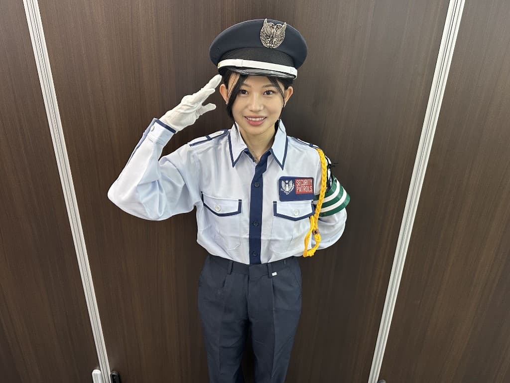 警備スタッフが敬礼する様子